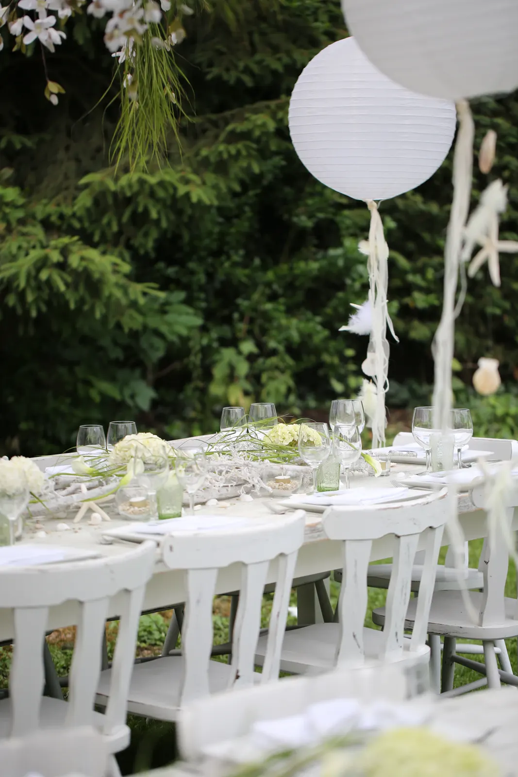 Table de mariage dressée en extérieur face aux montagnes près de Grenoble